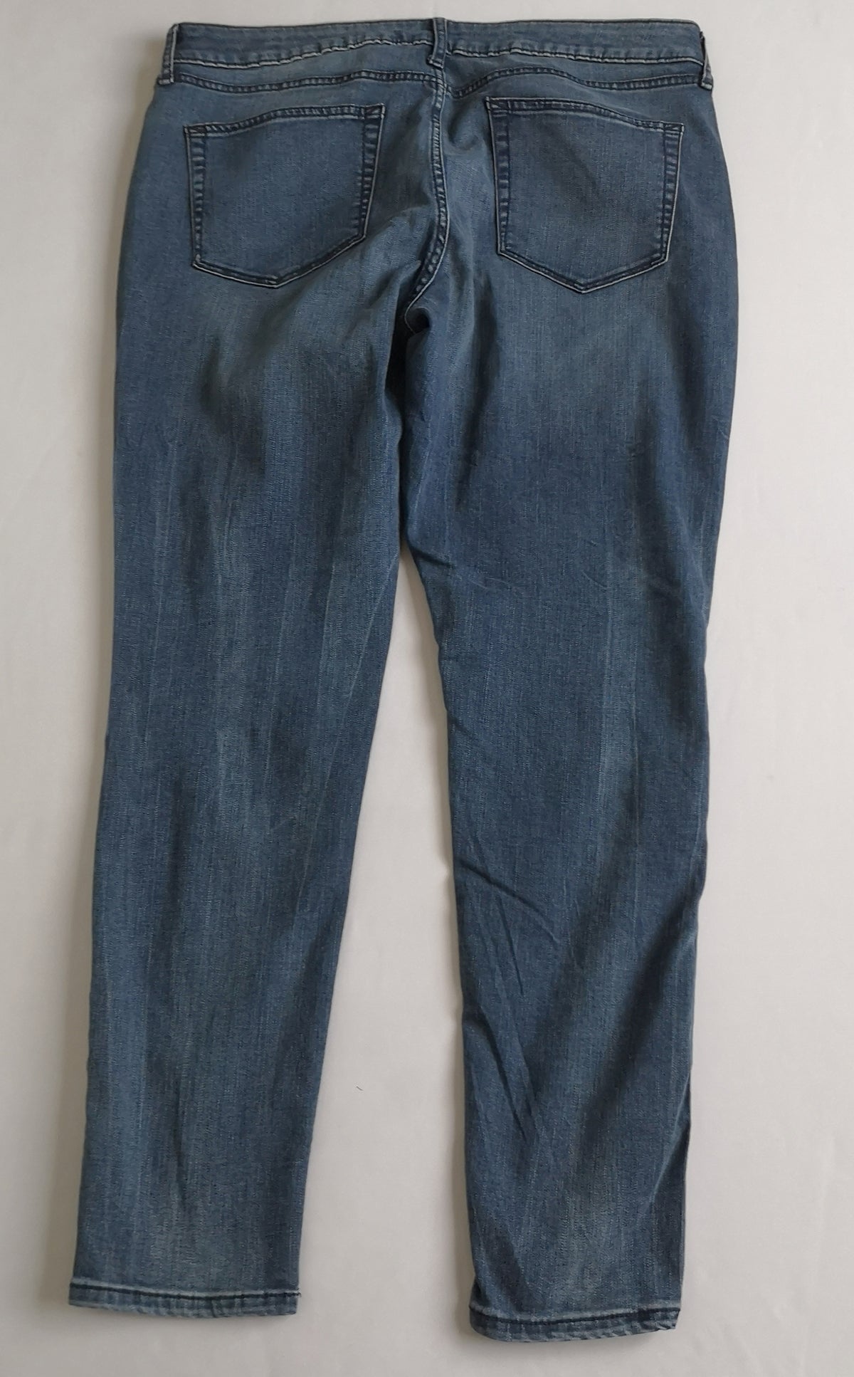 Jeans bordado con sueter tejido