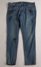 Jeans bordado con sueter tejido