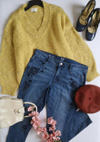 Jeans bordado con sueter tejido