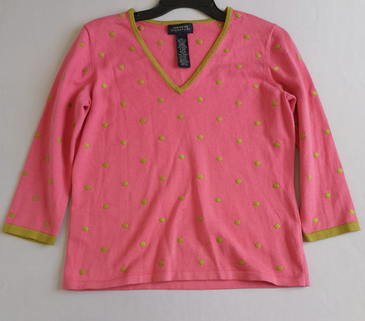 Jeans cintura alta con blusa cuello en V
