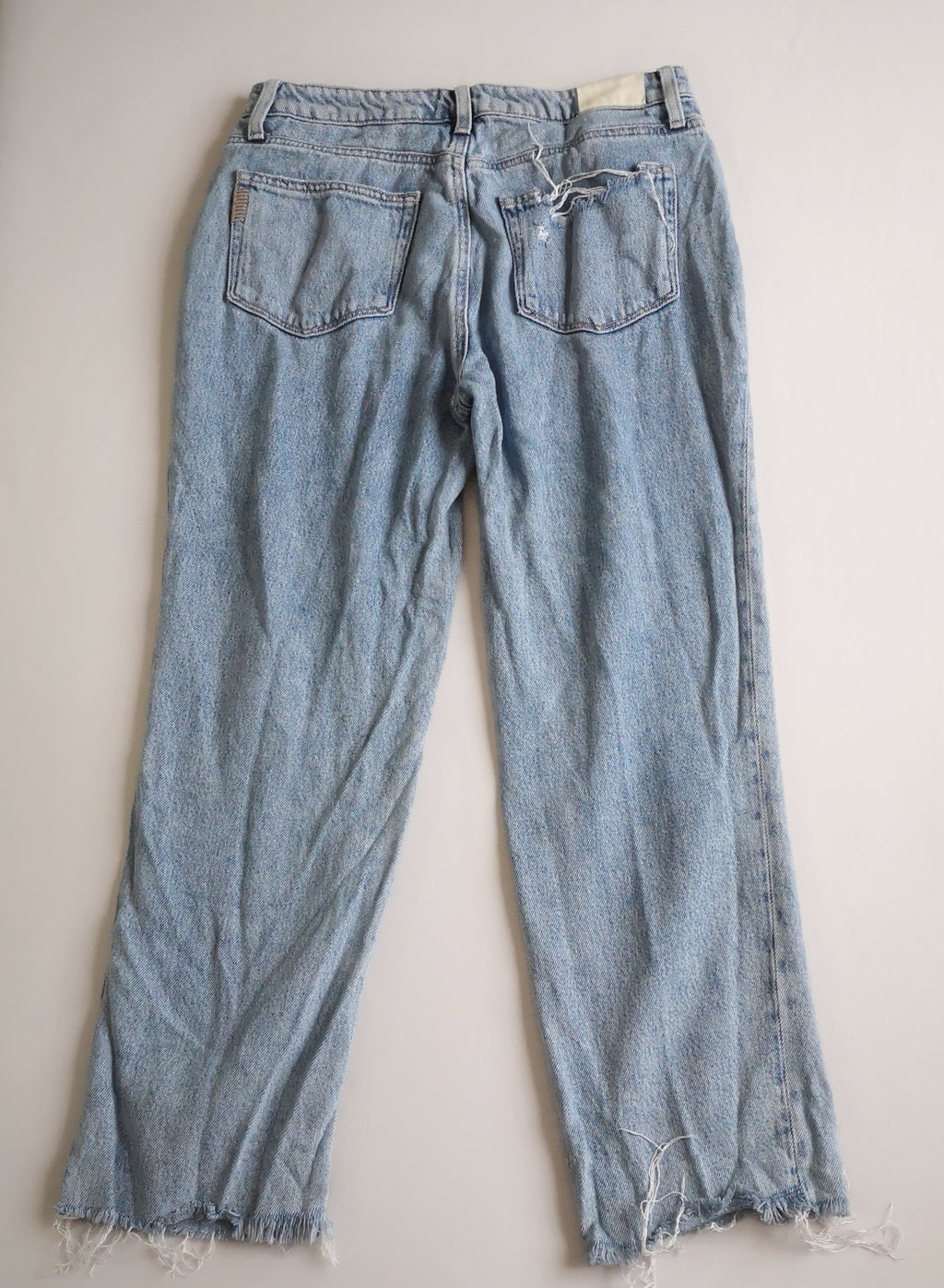 Jeans cintura alta con blusa cuello en V