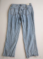 Jeans cintura alta con blusa cuello en V