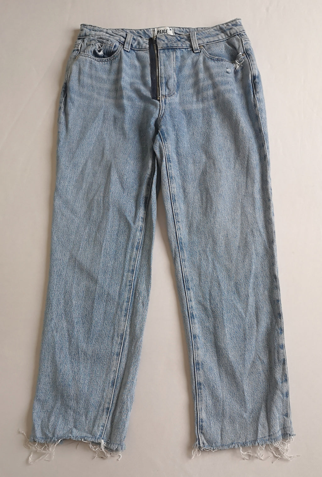 Jeans cintura alta con blusa cuello en V