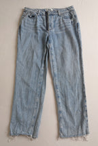 Jeans cintura alta con blusa cuello en V
