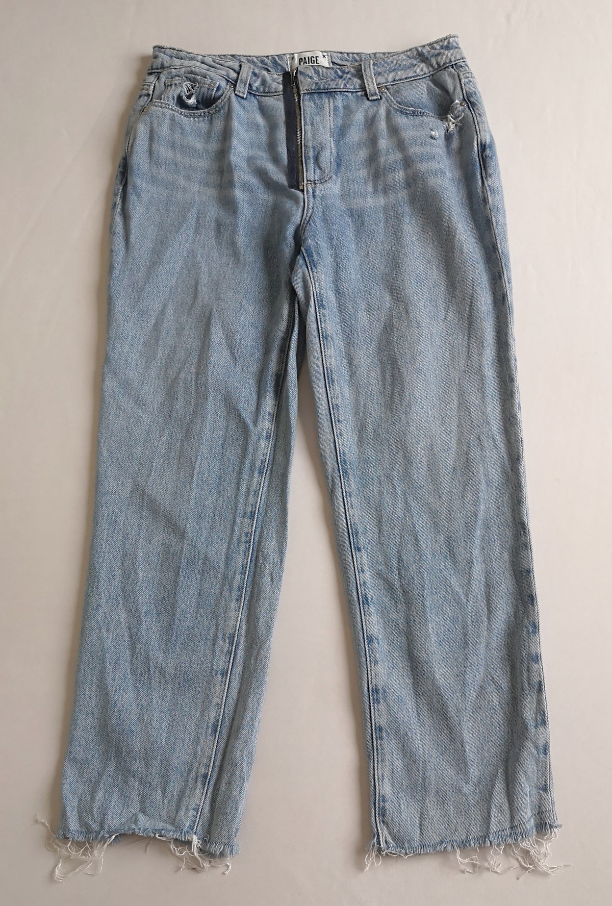 Jeans cintura alta con blusa cuello en V