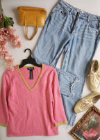 Jeans cintura alta con blusa cuello en V