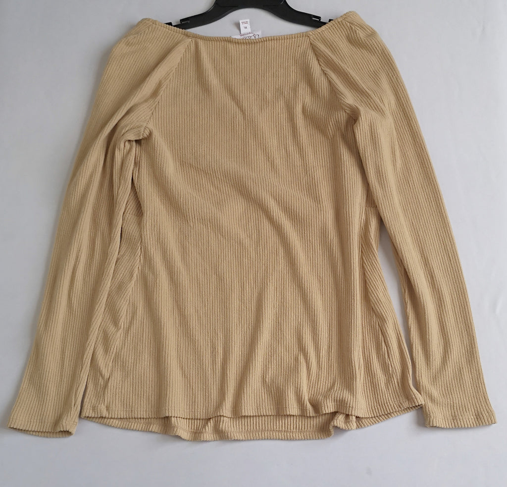 Jeans campana con blusa tallada