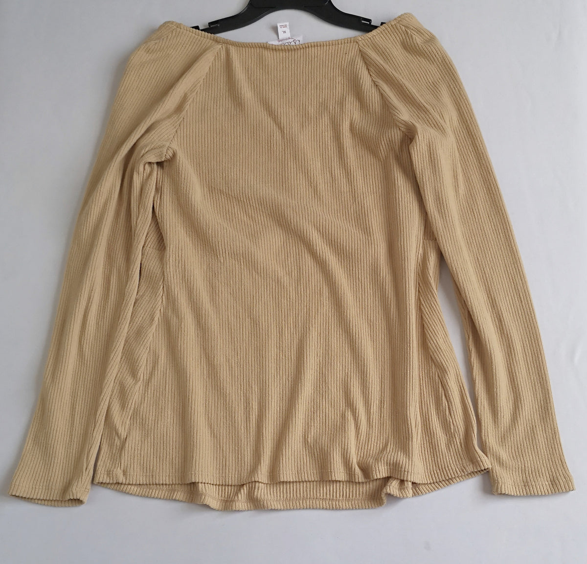Jeans campana con blusa tallada