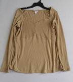Jeans campana con blusa tallada