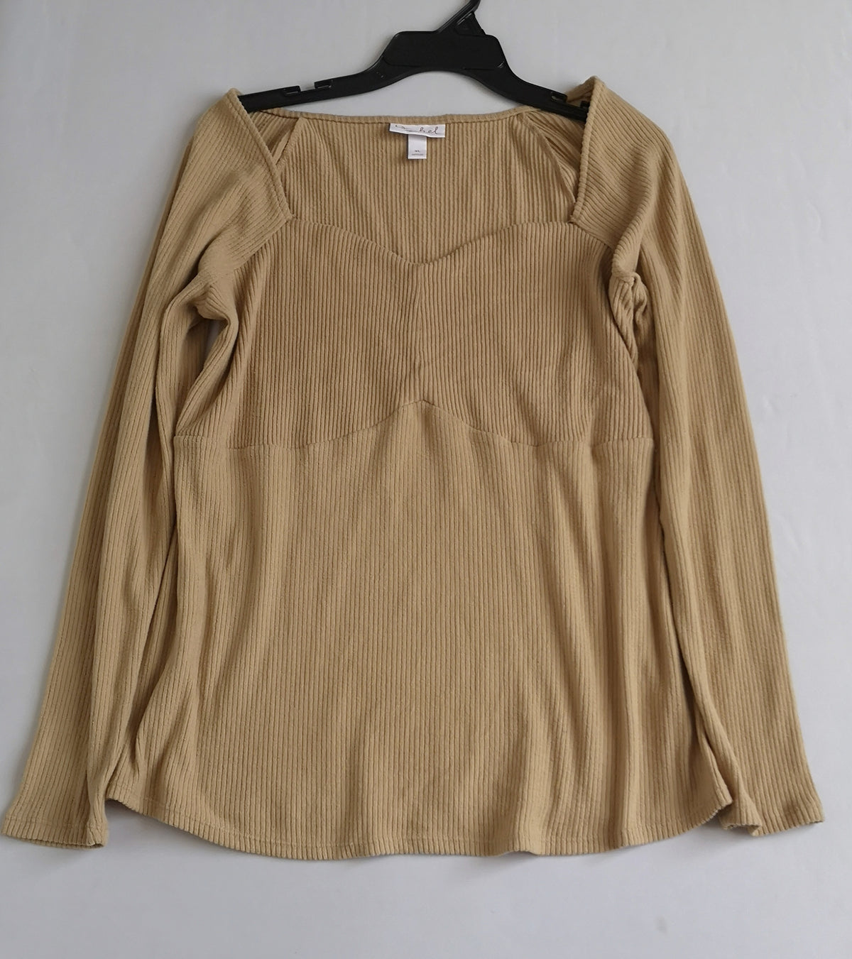 Jeans campana con blusa tallada