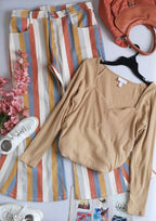 Jeans campana con blusa tallada