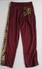 Pantalón con broches a los lados y blusa bordada ⚓