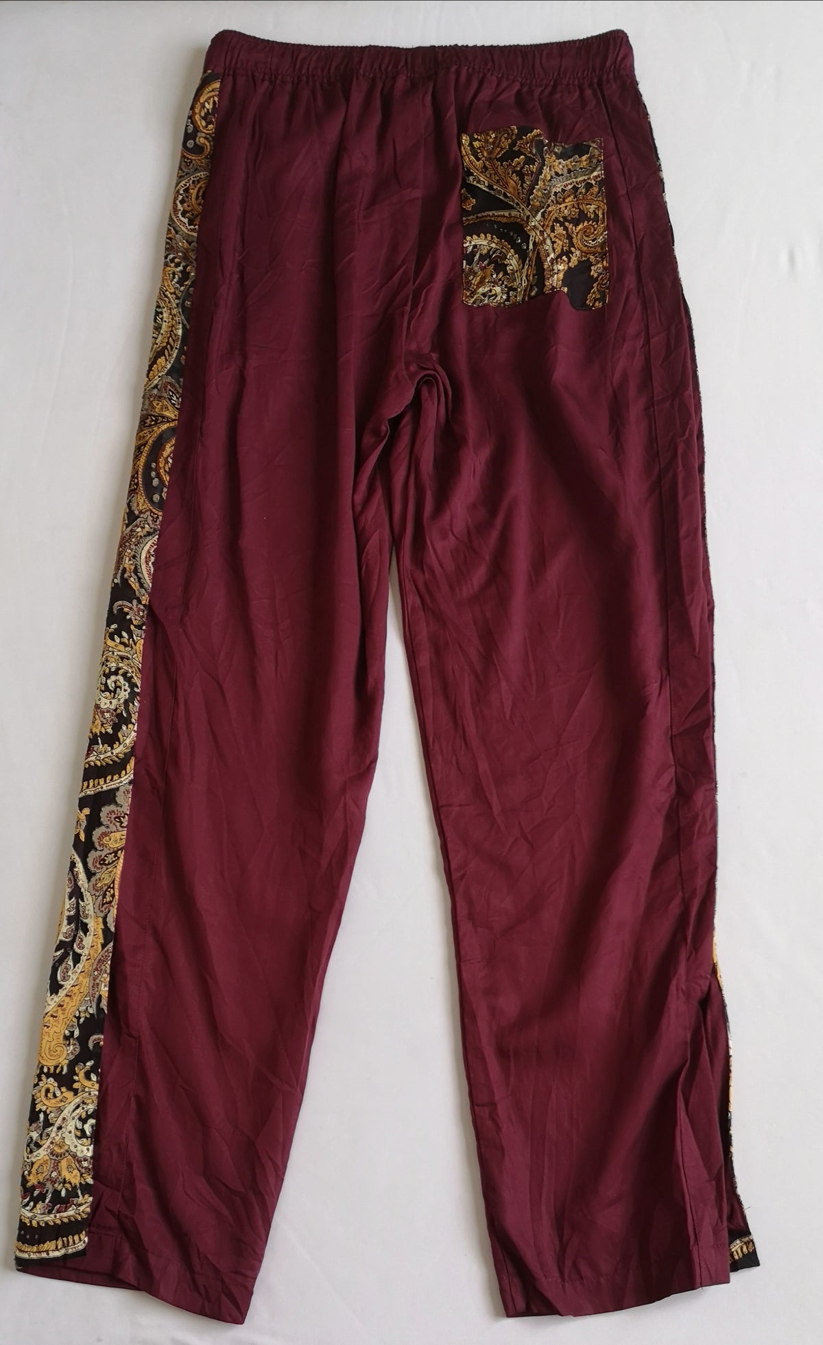 Pantalón con broches a los lados y blusa bordada ⚓
