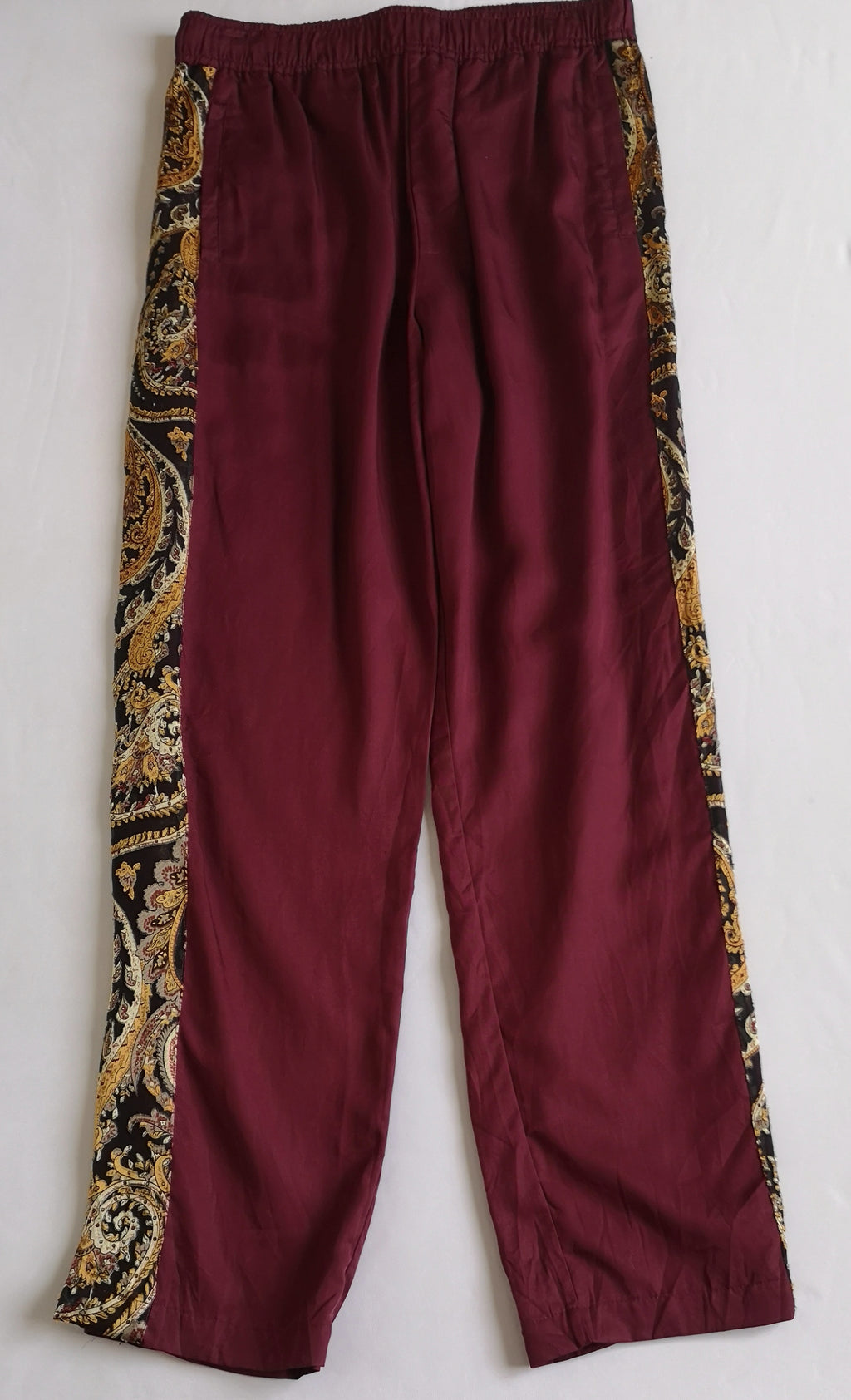 Pantalón con broches a los lados y blusa bordada ⚓
