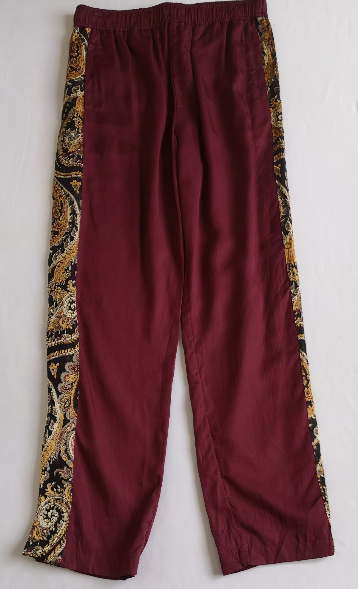 Pantalón con broches a los lados y blusa bordada ⚓