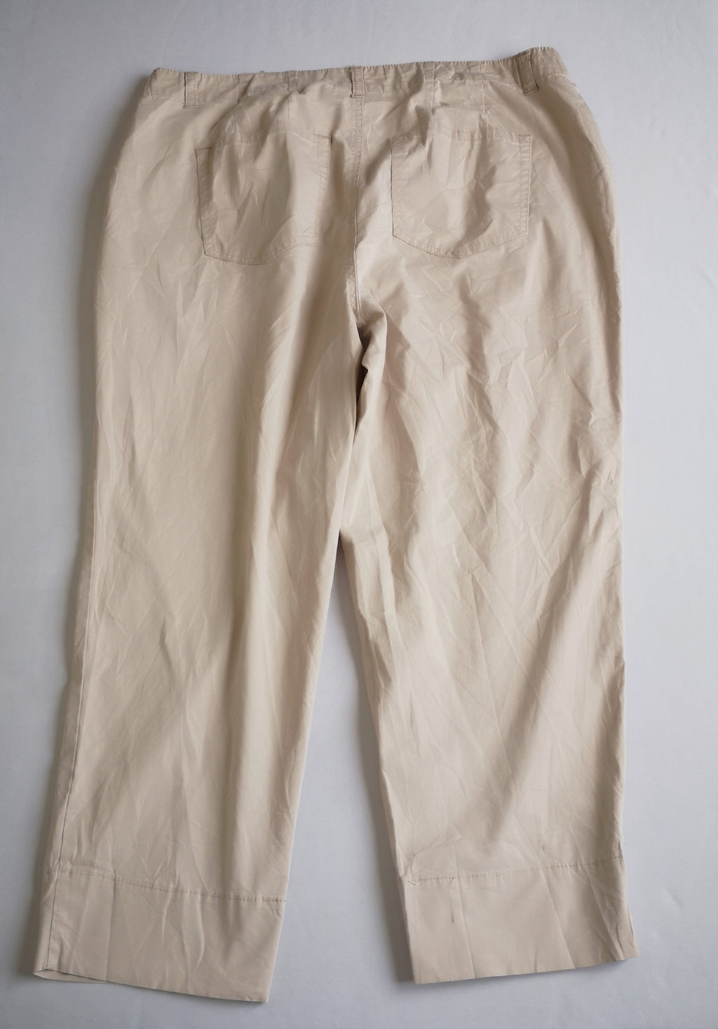 Pantalón ancho de las caderas con blusa cuello alto