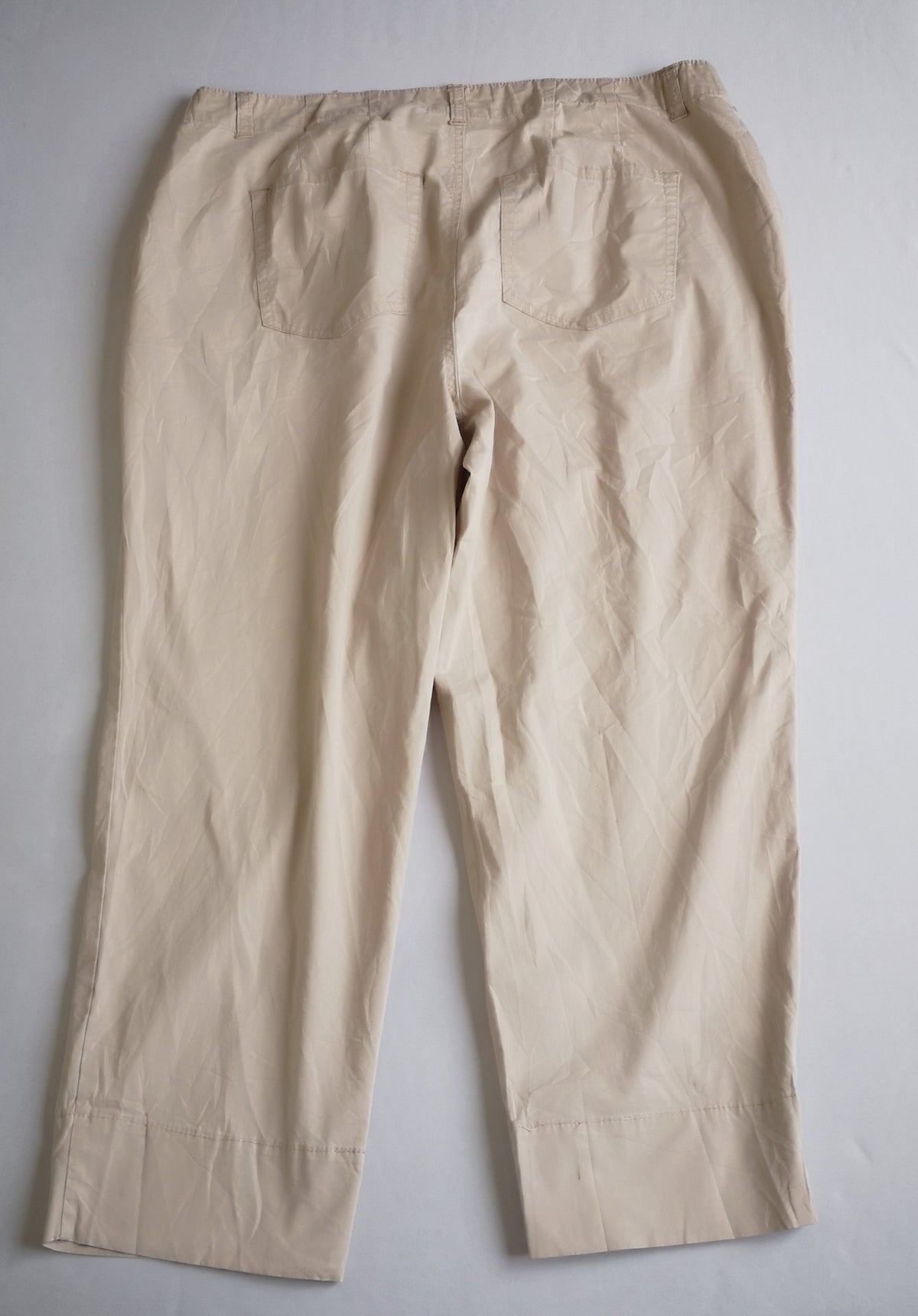 Pantalón ancho de las caderas con blusa cuello alto