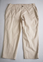 Pantalón ancho de las caderas con blusa cuello alto