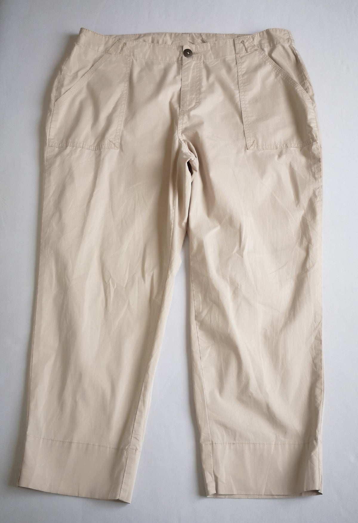 Pantalón ancho de las caderas con blusa cuello alto