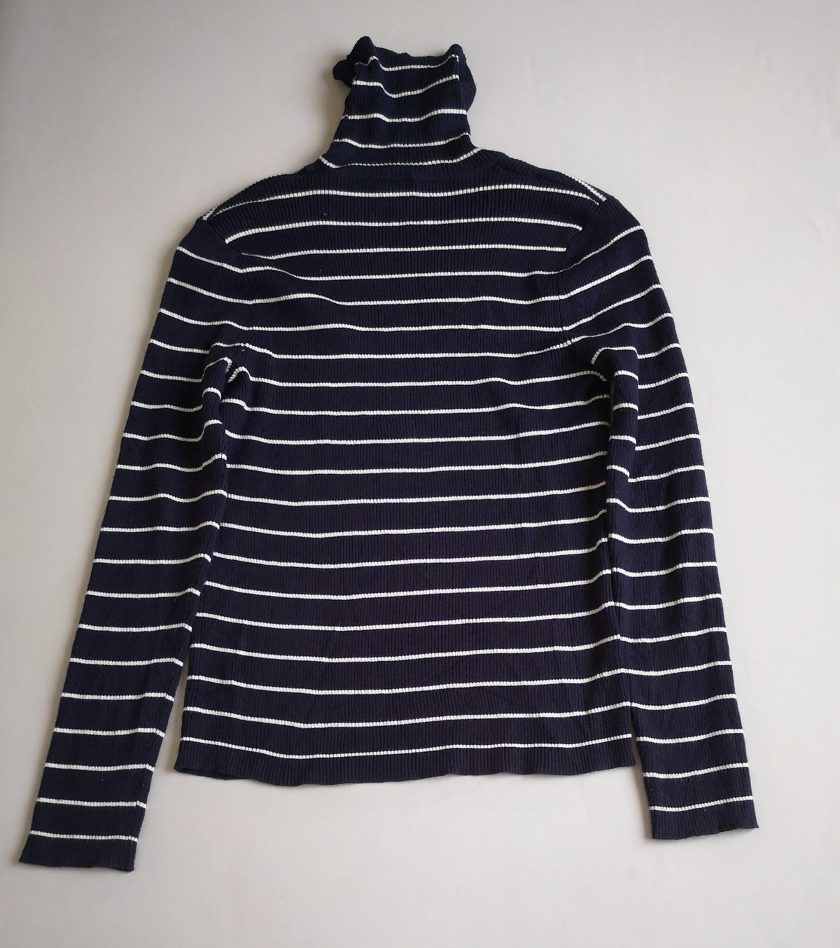 Pantalón ancho de las caderas con blusa cuello alto