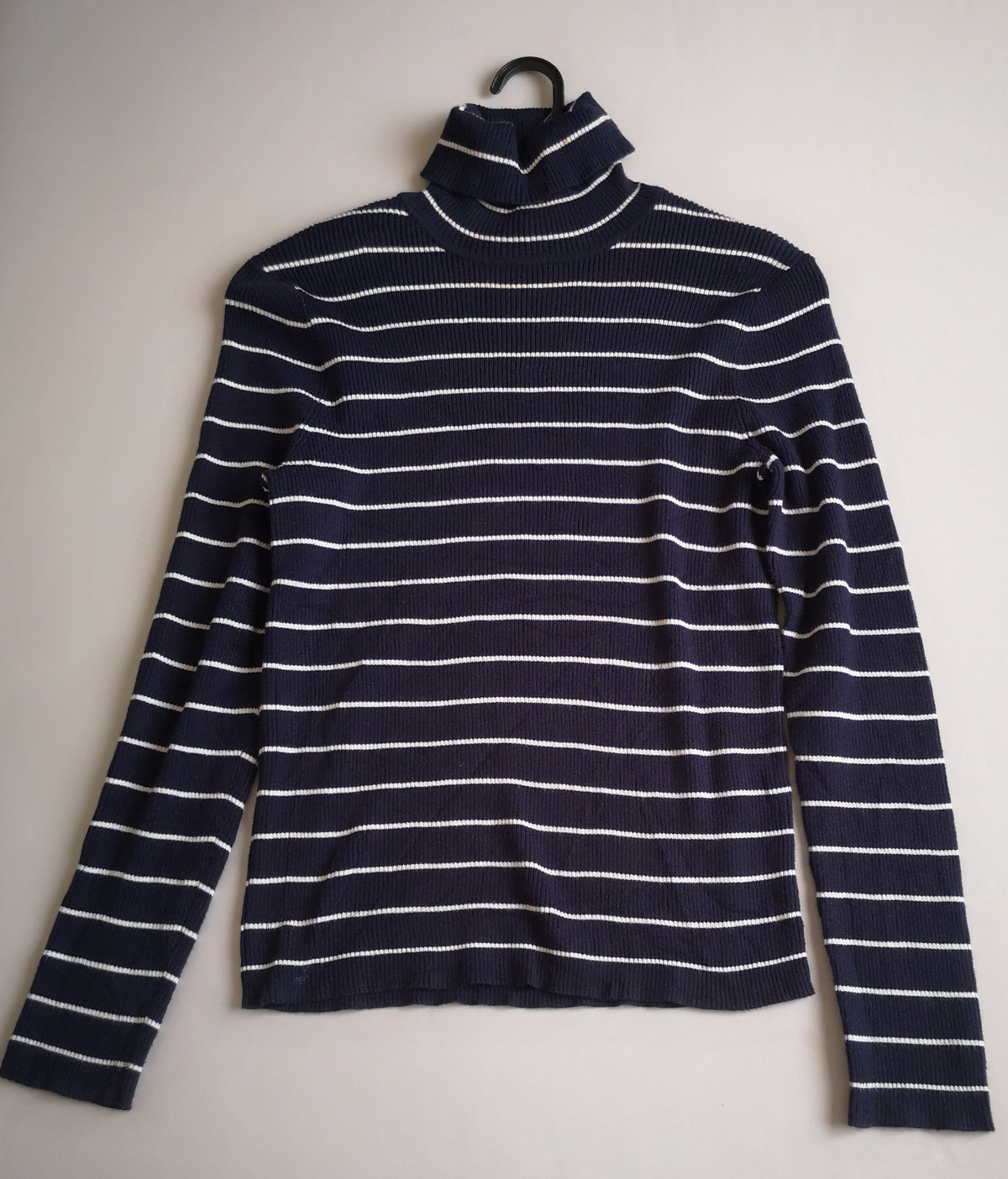 Pantalón ancho de las caderas con blusa cuello alto