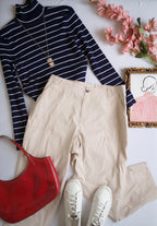 Pantalón ancho de las caderas con blusa cuello alto