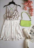 Vestido tipo seda incluye cartera