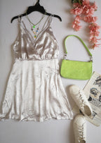 Vestido tipo seda incluye cartera