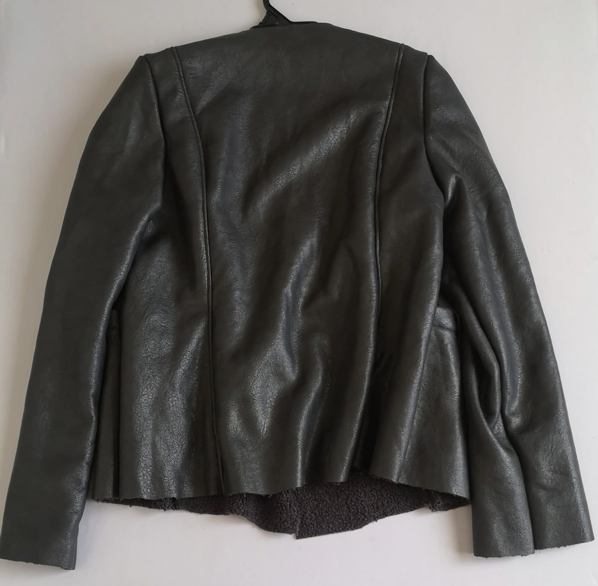 Chaqueta tipo cuero de borreguito adentro