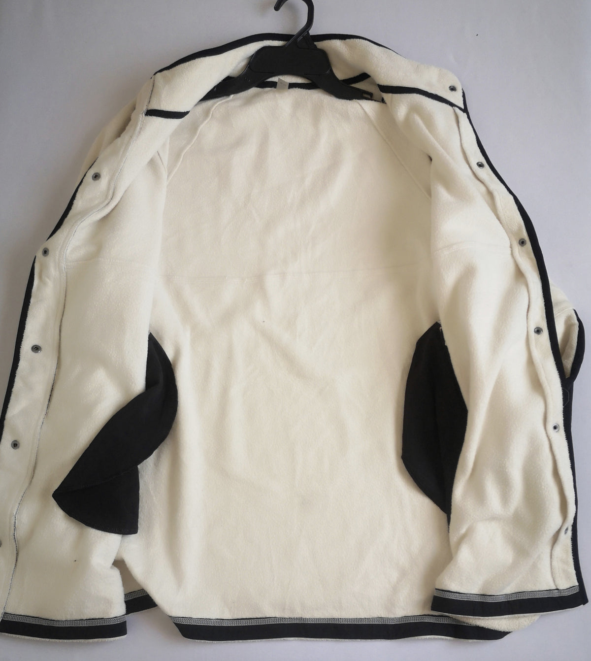Jacket estilo teddy con bolsas