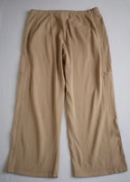 Pantalón al tobillo tipo cargo con blusa tallada