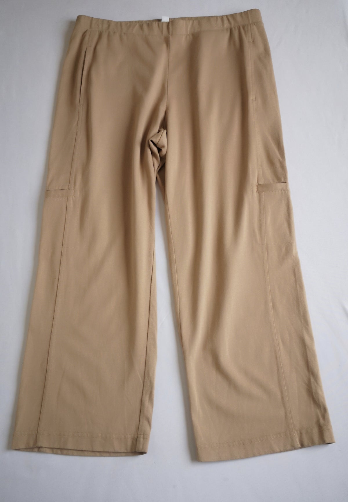 Pantalón al tobillo tipo cargo con blusa tallada
