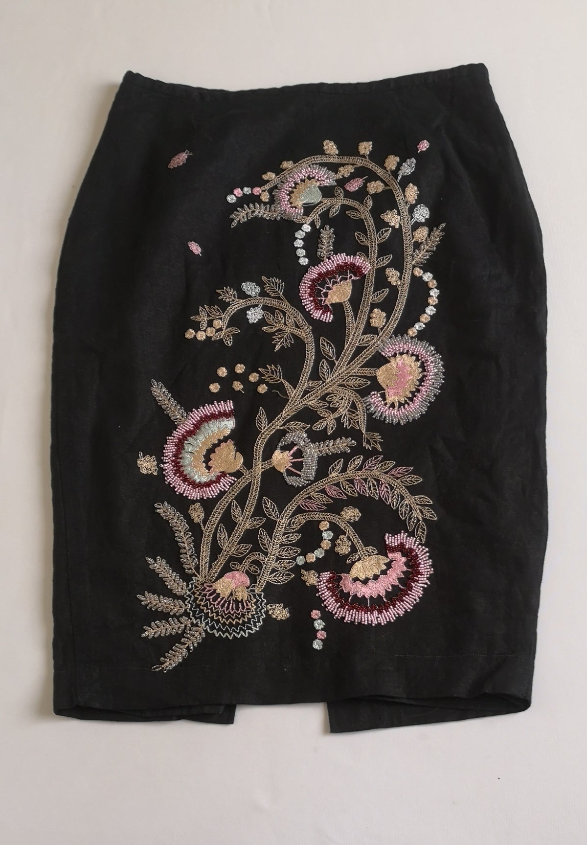 Falda bordada de lino con blusa tejida ⚓