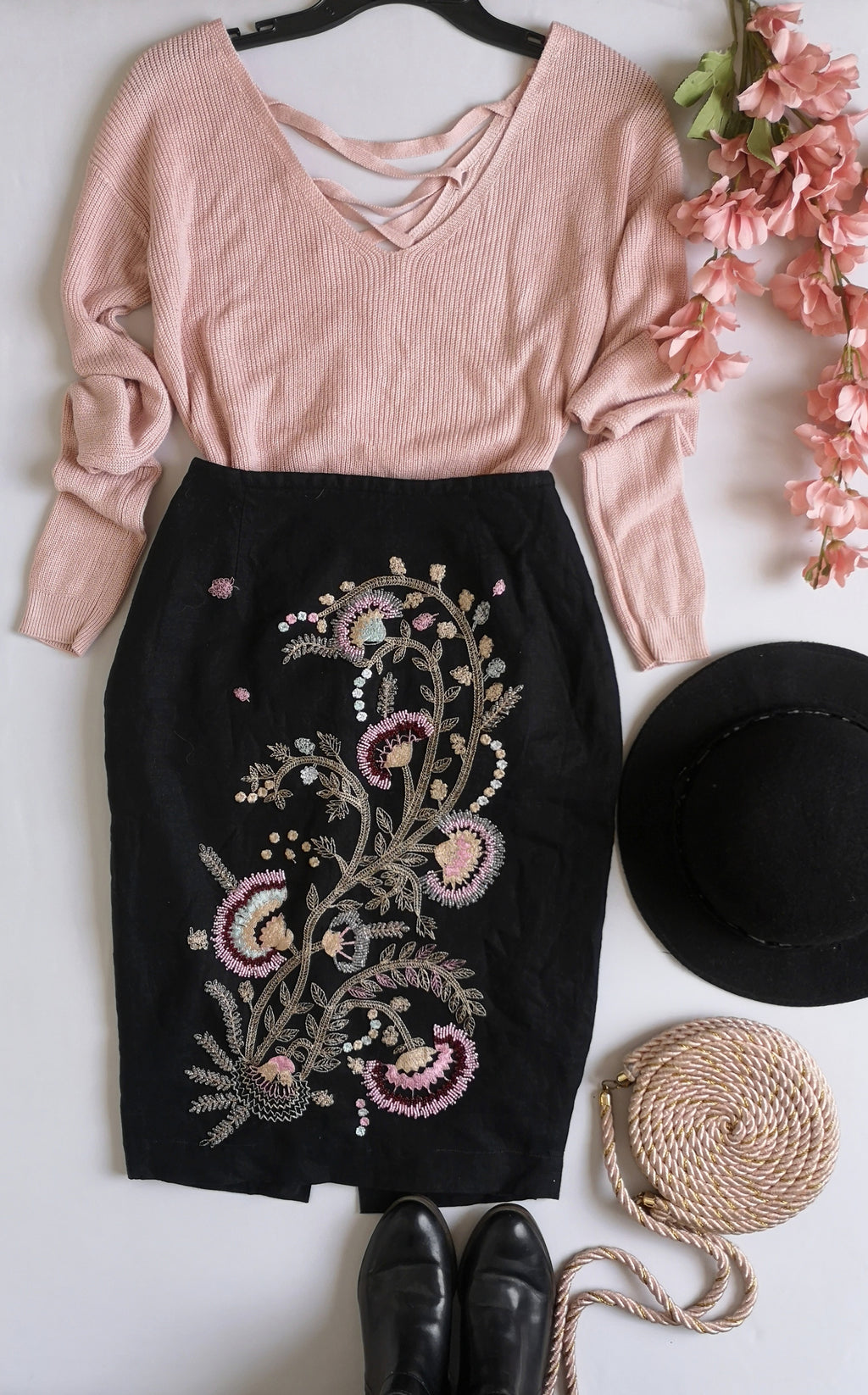 Falda bordada de lino con blusa tejida ⚓