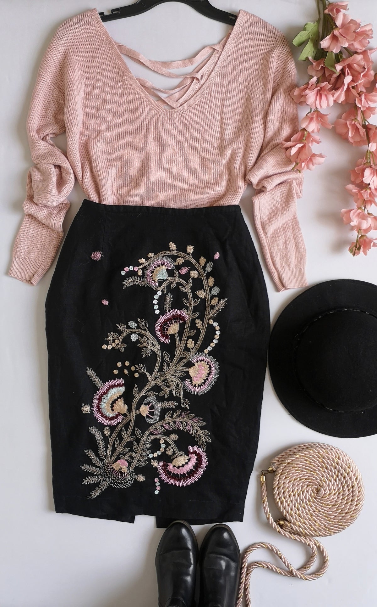 Falda bordada de lino con blusa tejida ⚓