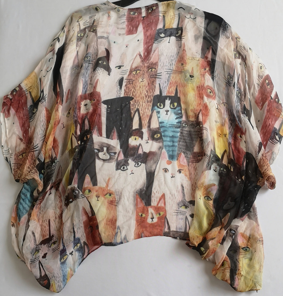 Kimono de seda y blusa con olanes