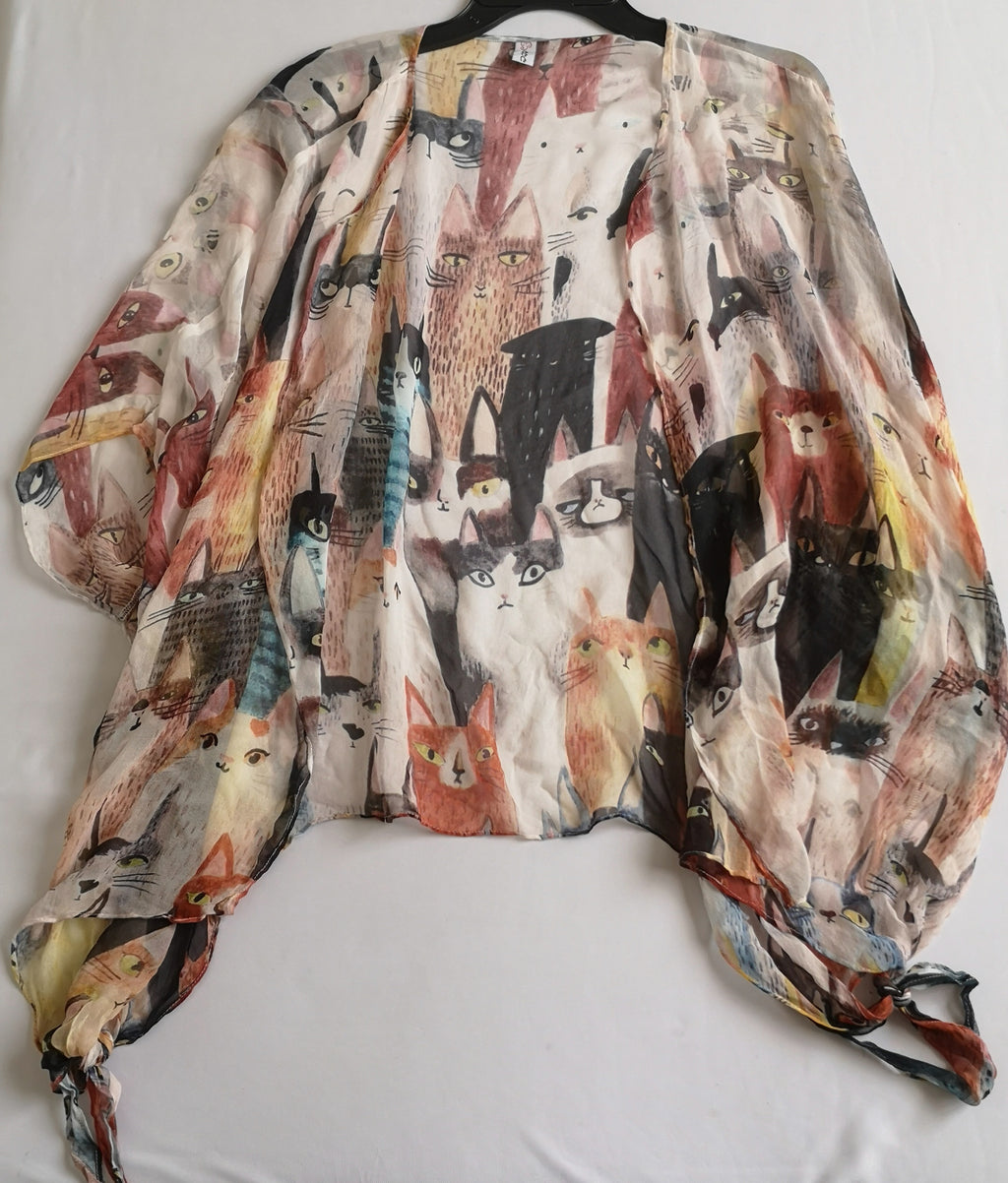 Kimono de seda y blusa con olanes