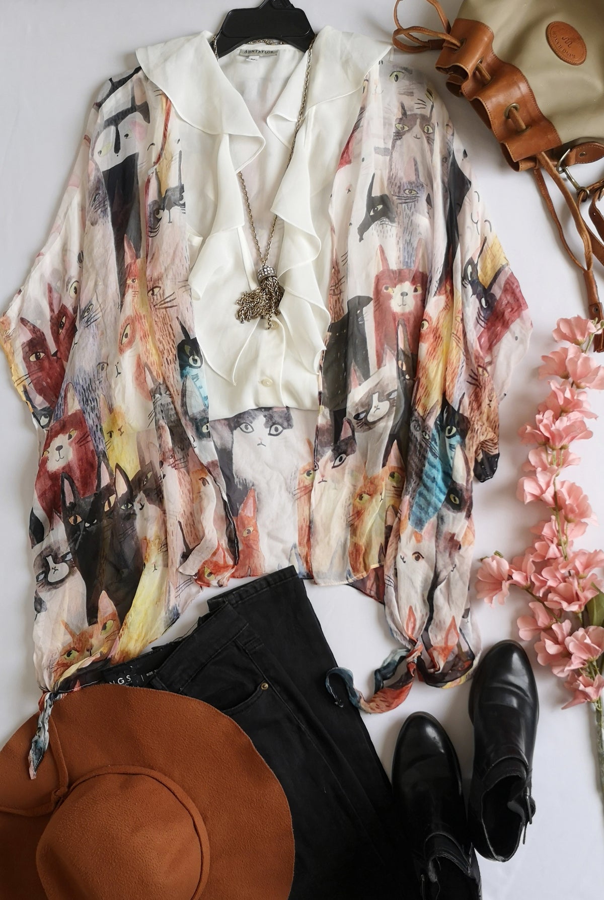 Kimono de seda y blusa con olanes