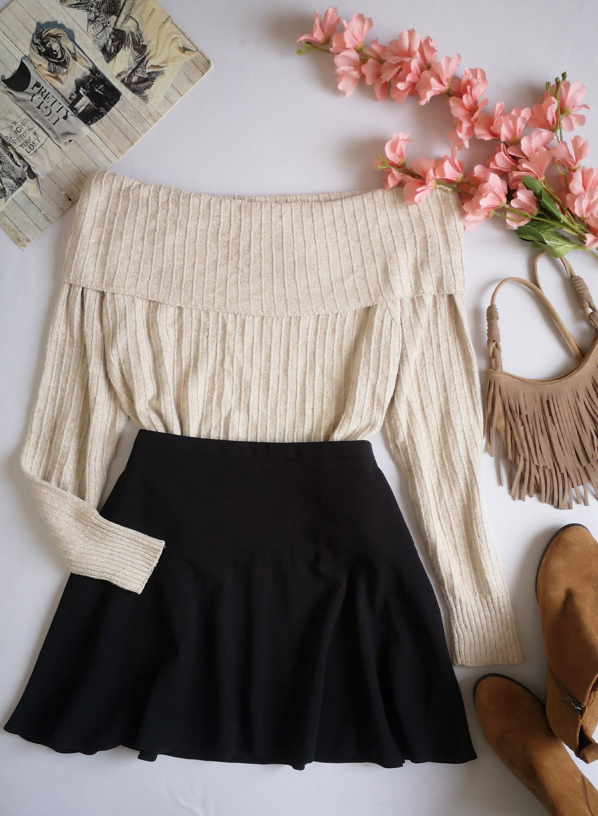 Falda corta con blusa hombros descubiertos ⚓