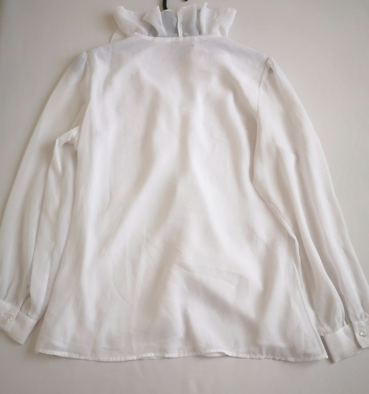 Blusa con olanes y pantalón semiformal