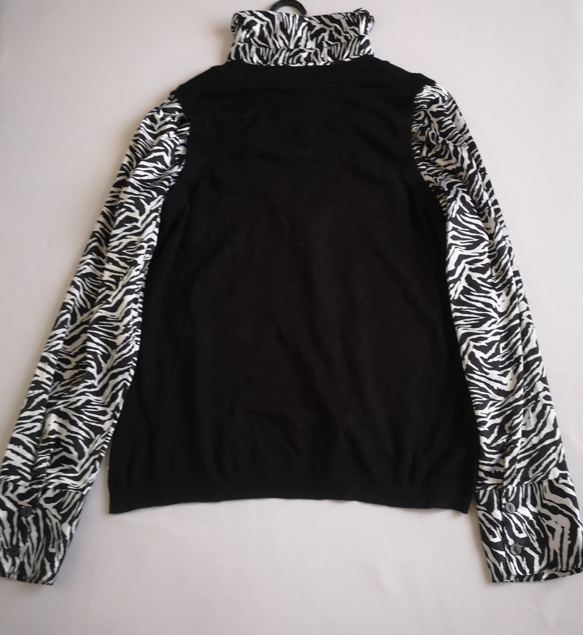 Blusa con chaleco pegado incluye collar
