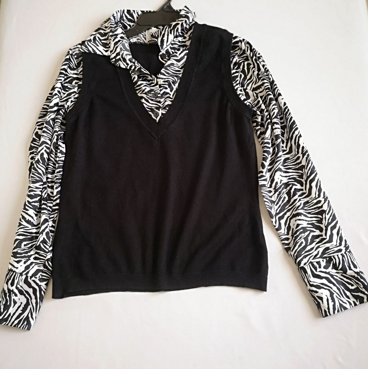 Blusa con chaleco pegado incluye collar