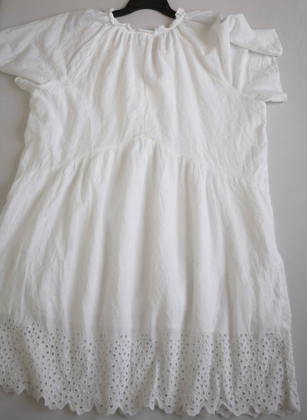 Vestido de algodón bordado de abajo incluye cincho