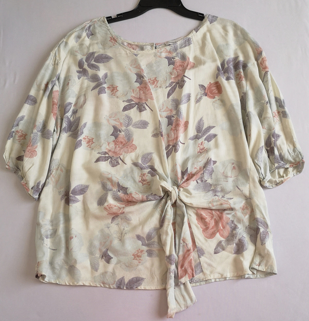 Pantalón stresh y blusa con nudo