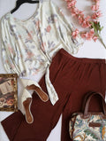 Pantalón stresh y blusa con nudo