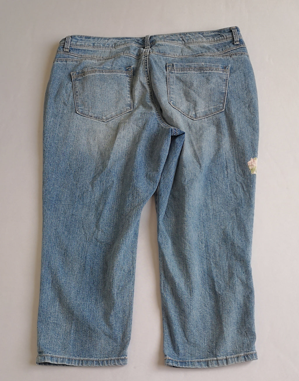 Jeans corto con sueter cuello ancho c