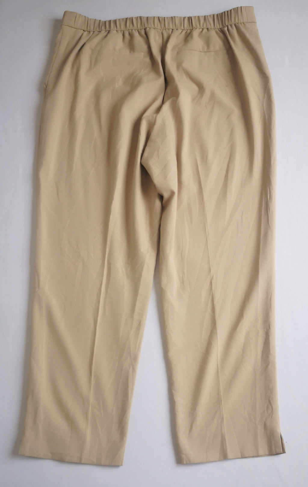 Sueter con botones adelante y pantalón semiformal