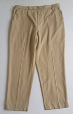 Sueter con botones adelante y pantalón semiformal