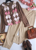 Sueter con botones adelante y pantalón semiformal