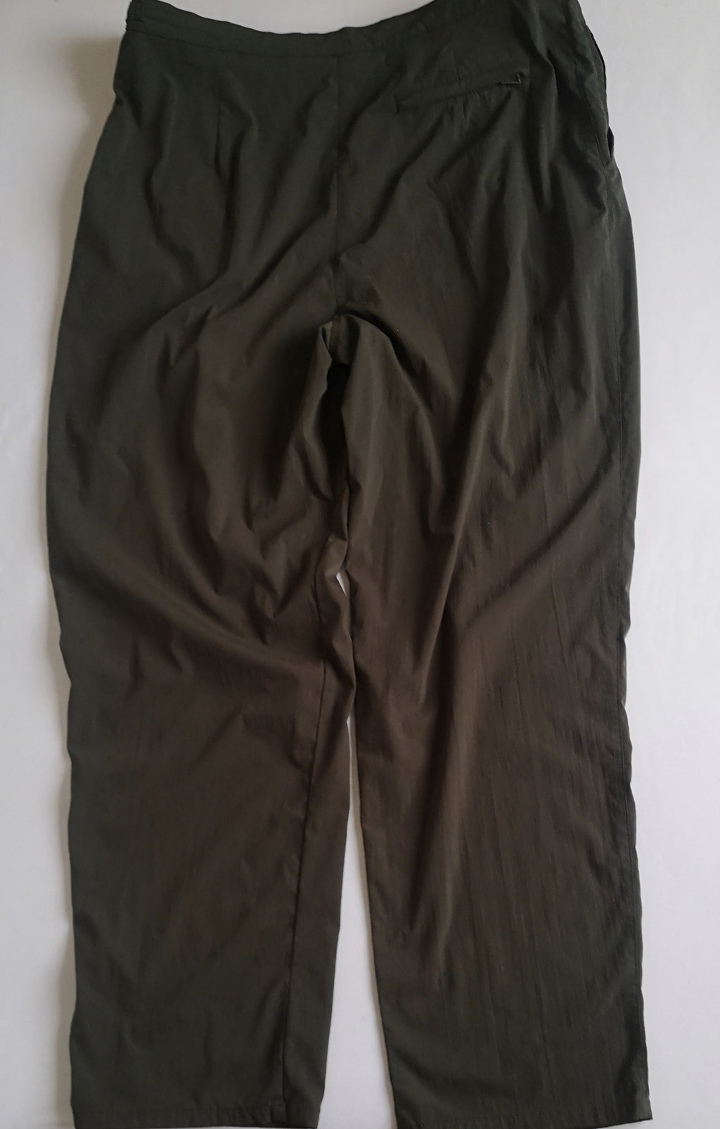 Pantalón tela tipo impermeable con camiseta